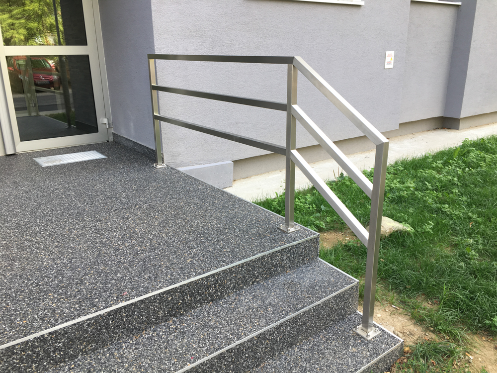 Exterierové schodisko so zábradlím