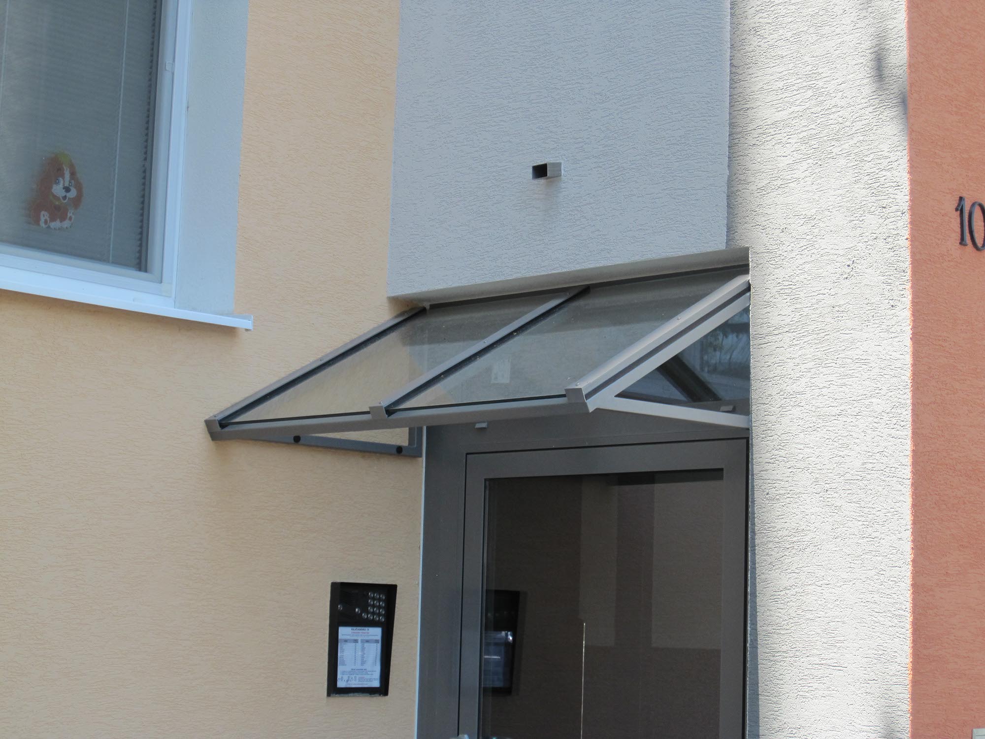 Striešky nad vstupmi