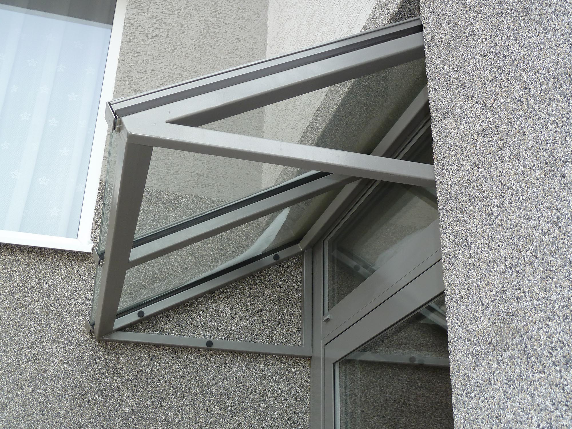 Striešky nad vstupmi