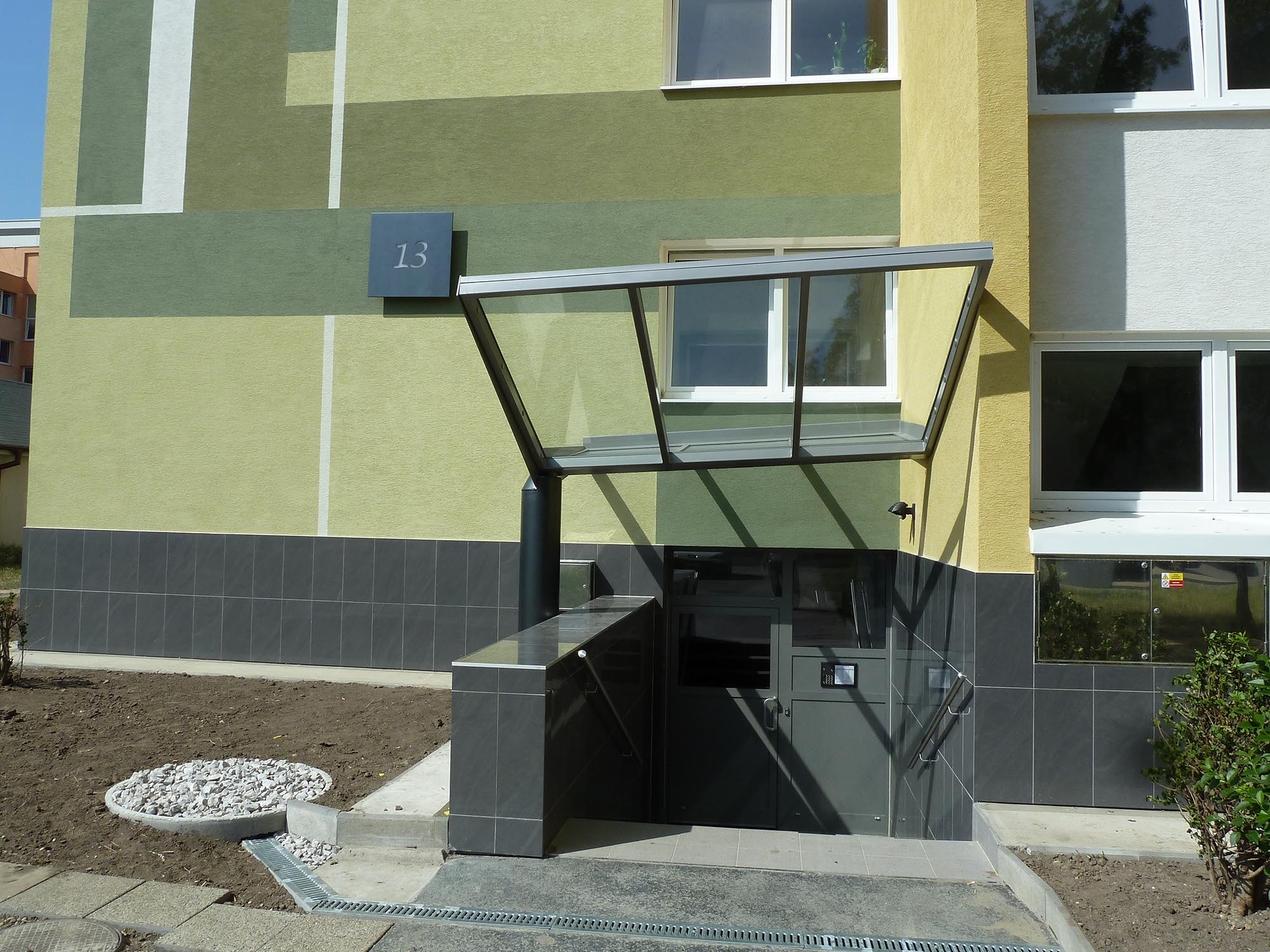 Striešky nad vstupmi