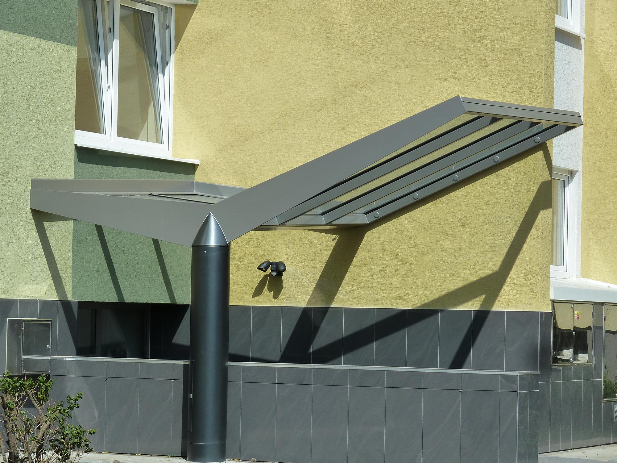 Striešky nad vstupmi