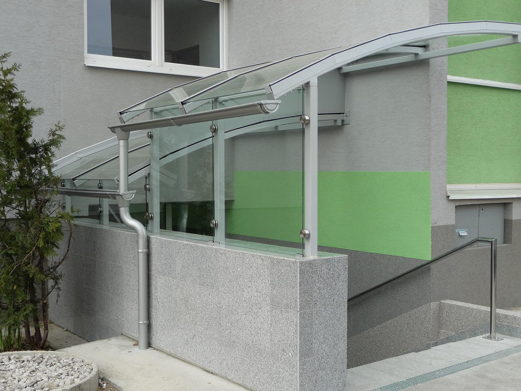 Striešky nad vstupmi