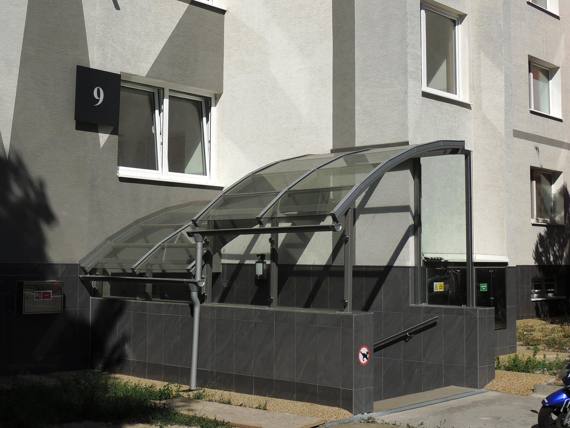 Striešky nad vstupmi