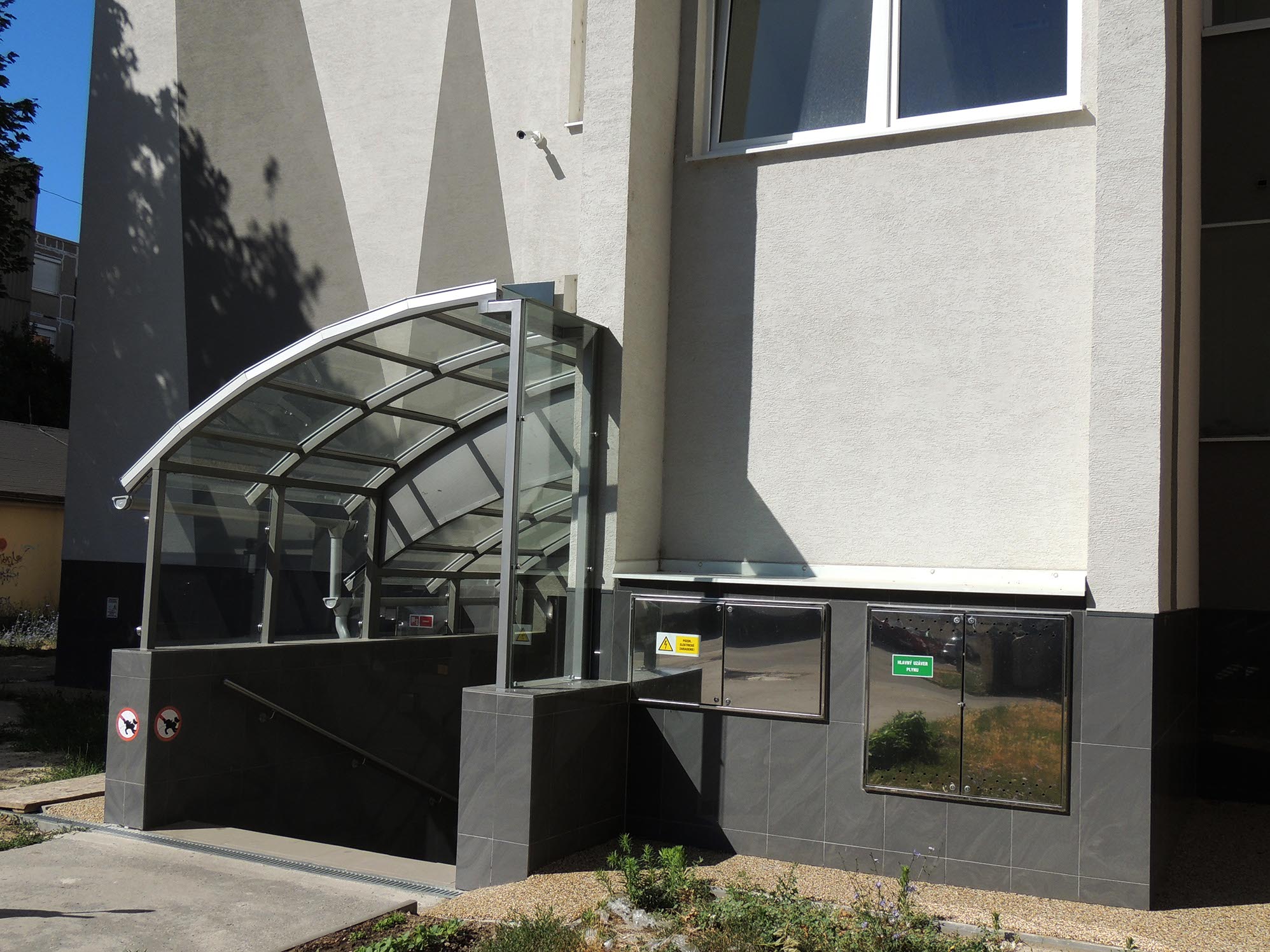 Striešky nad vstupmi