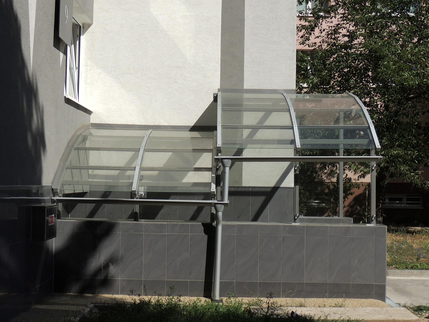 Striešky nad vstupmi