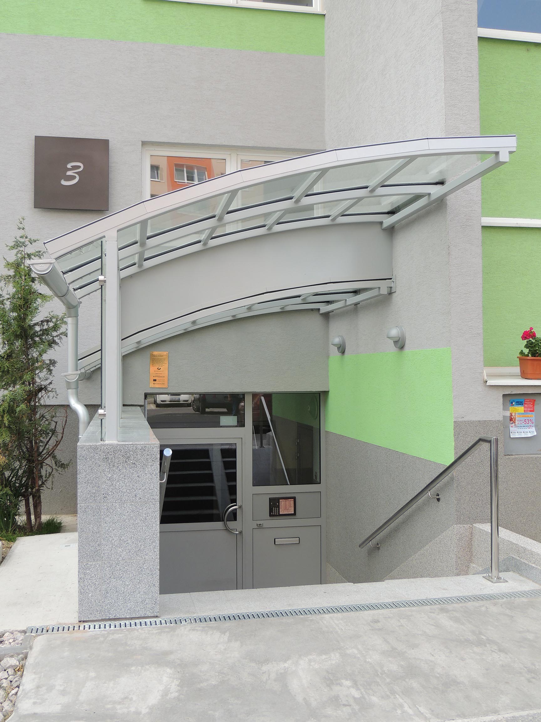 Striešky nad vstupmi