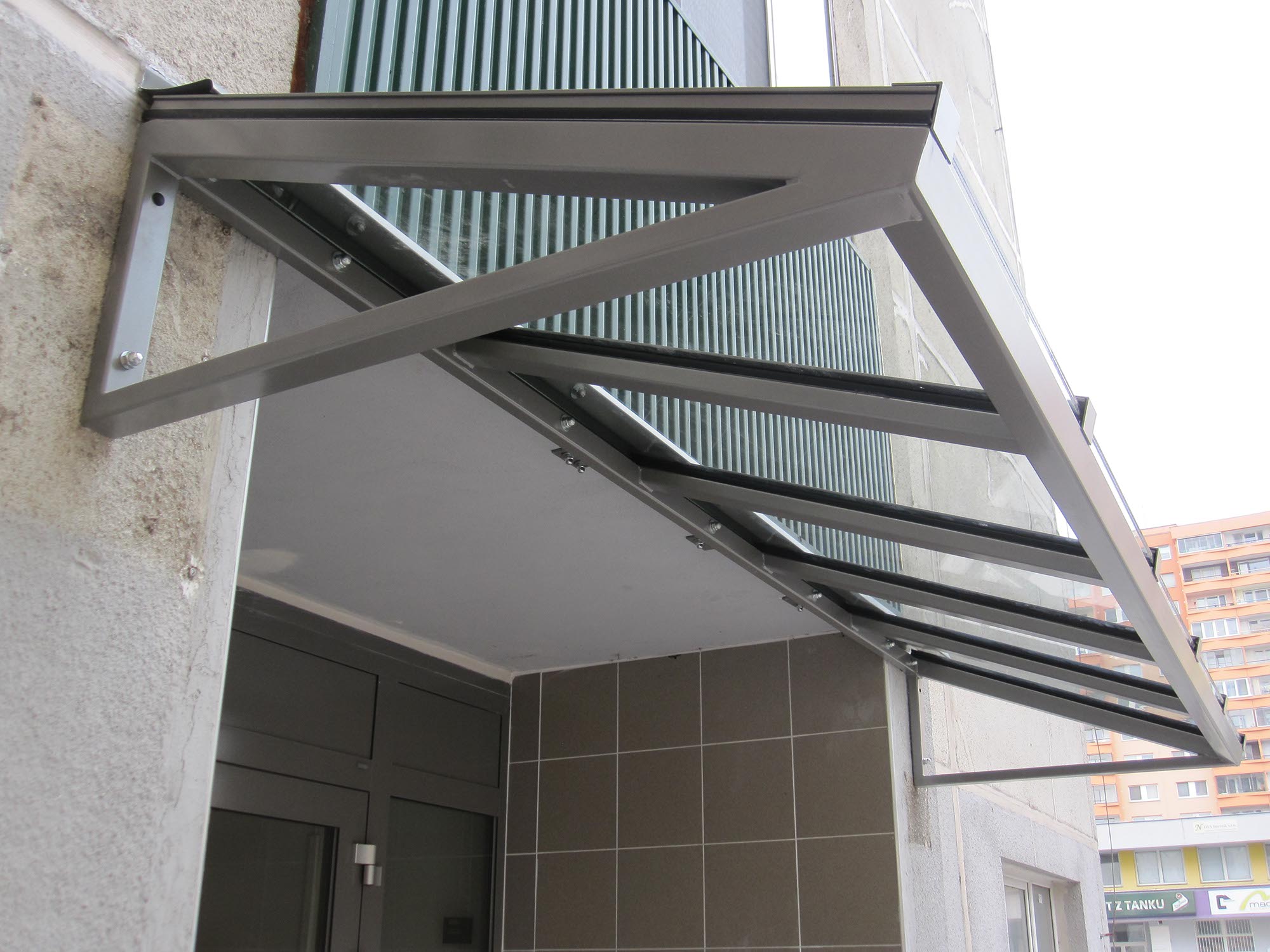 Striešky nad vstupmi