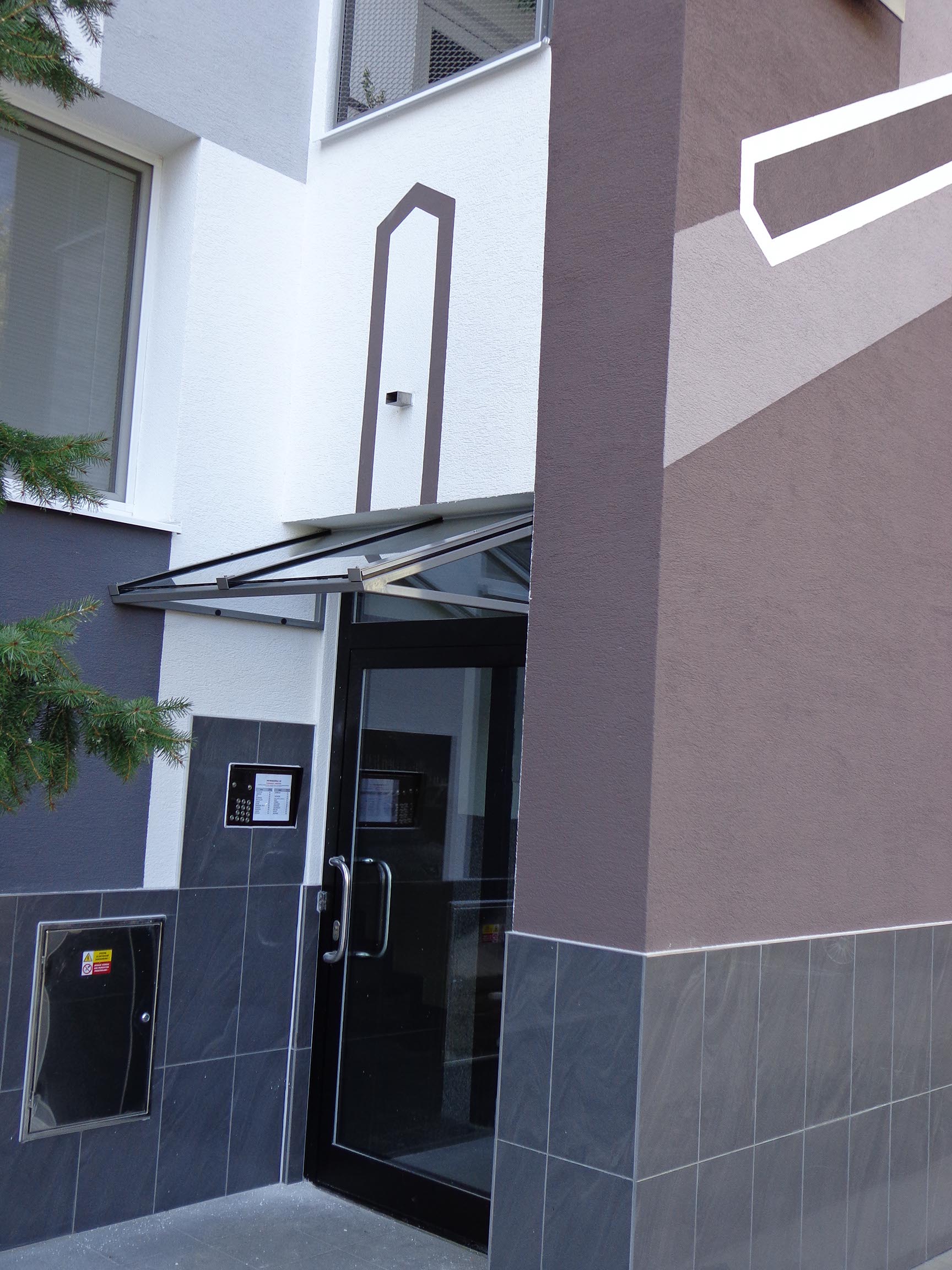 Striešky nad vstupmi