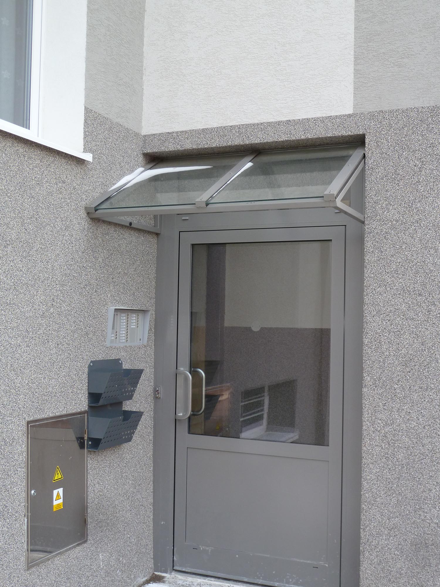 Striešky nad vstupmi