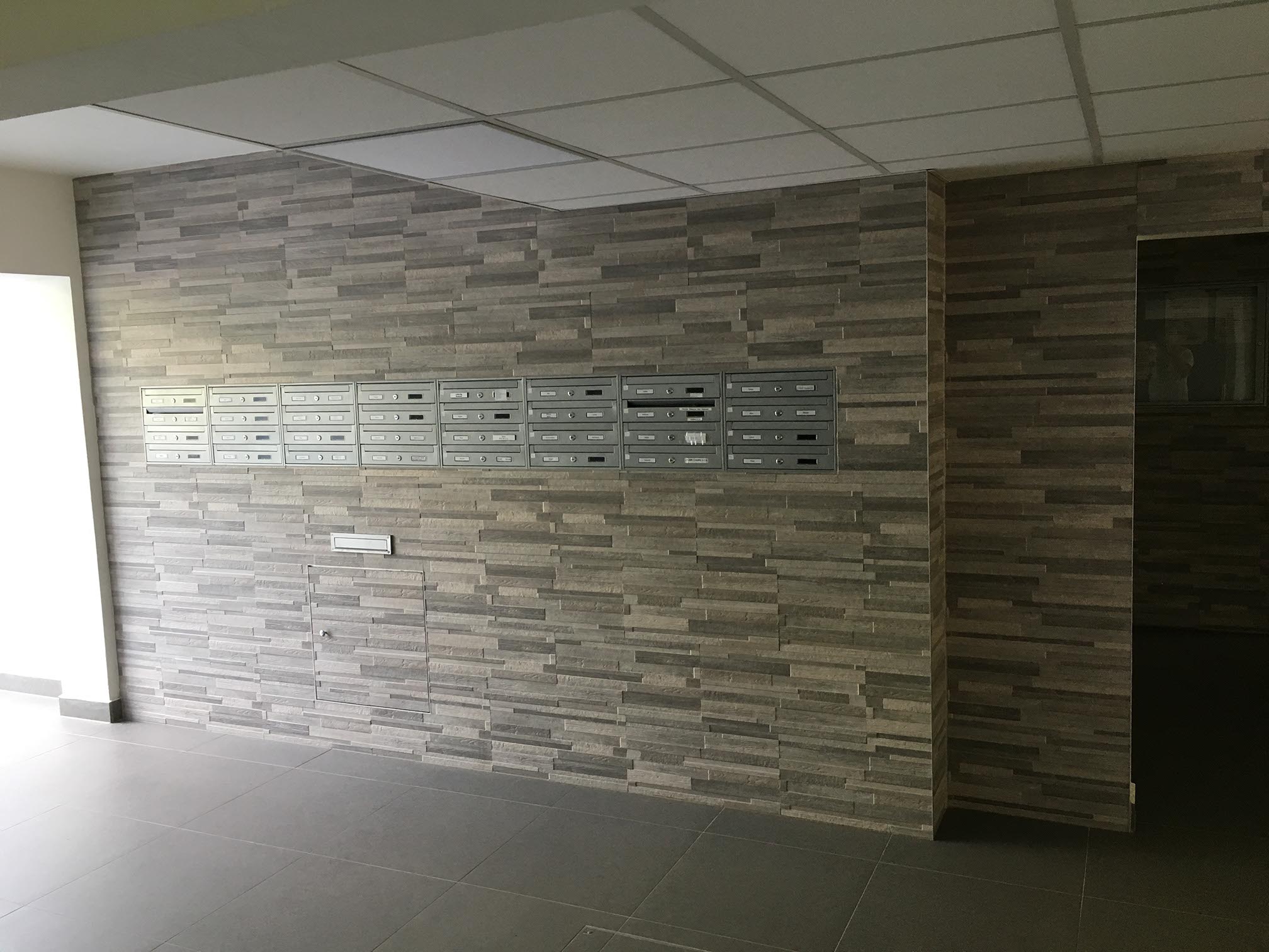 Obklady pre interiér vchod do bytového domu