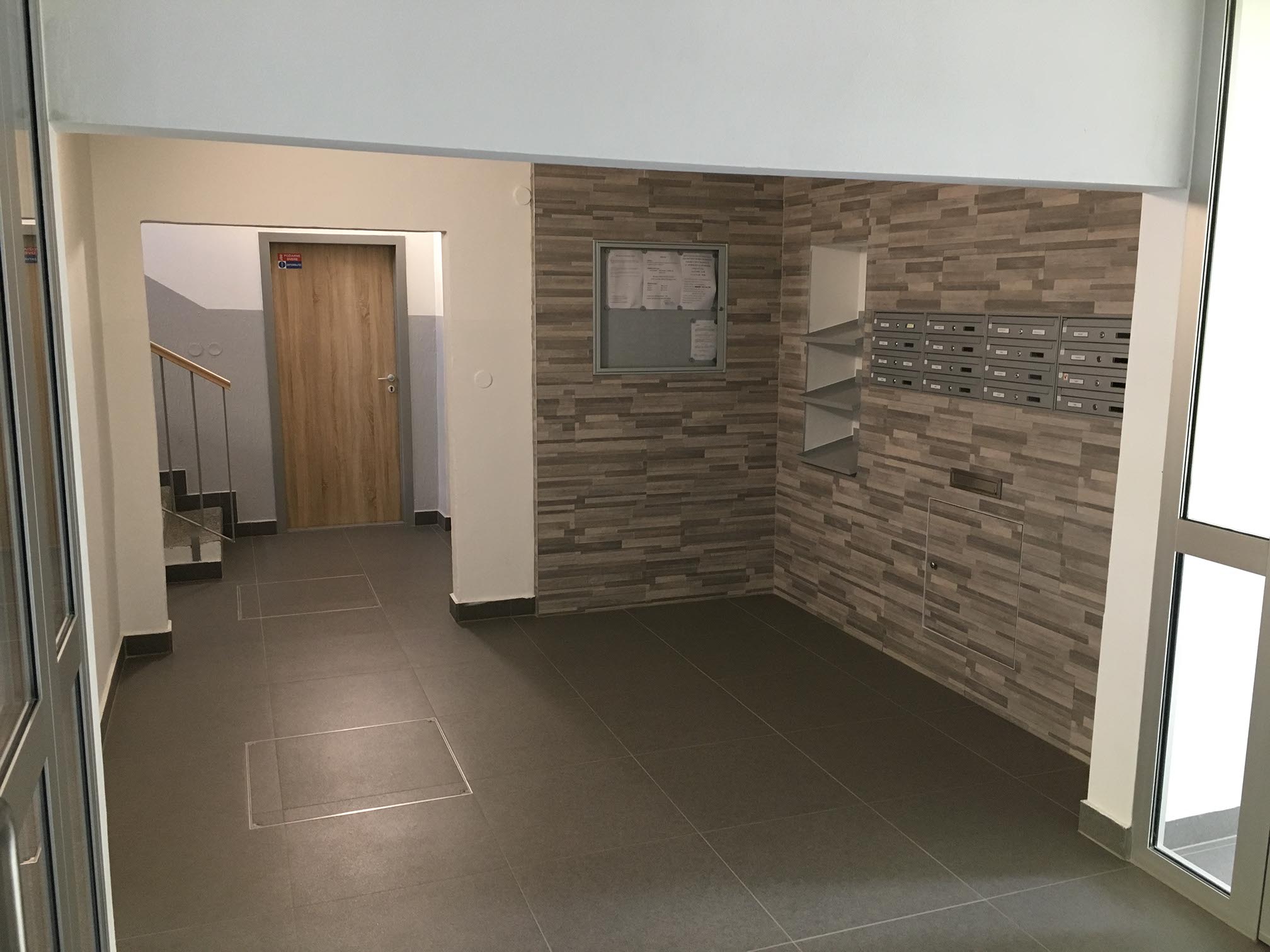 Obklady pre interiér vchod do bytového domu