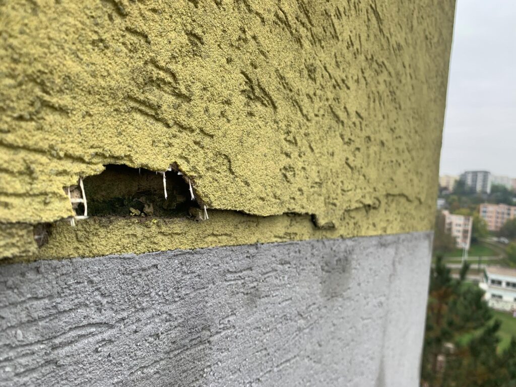 stav fasády trhlina