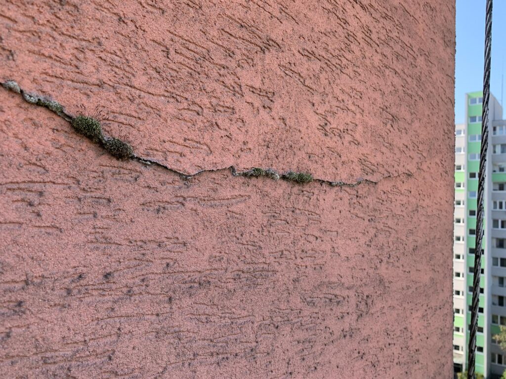 stav fasády prasklina