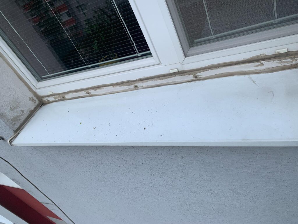 miesta s praklinami vo fásade